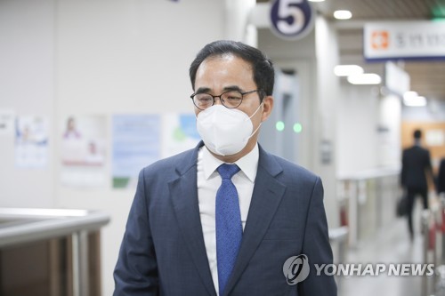 '국정농단' 김종 파기환송심 1회 공판 출석(서울=연합뉴스) 임화영 기자 = 삼성그룹을 압박해 한국동계스포츠영재센터(영재센터)를 지원하도록 강요한 혐의 등 국정농단 사건에 연루된 김종 전 문화체육관광부 차관이 17일 오전 서울 서초구 서울고법에서 열린 파기환송심 1회 공판에 출석하고 있다. 2020.6.17 hwayoung7@yna.co.kr