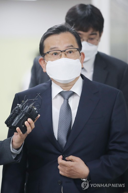 '별장 성 접대 의혹' 김학의 항소심 첫 공판 출석(서울=연합뉴스) 임화영 기자 = 3억원대 뇌물과 성 접대 혐의를 받는 김학의 전 법무부 차관이 17일 오후 서울 서초구 서울고법에서 열린 항소심 첫 공판에 출석하고 있다. 2020.6.17 hwayoung7@yna.co.kr