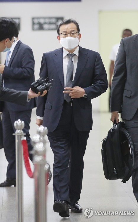 '별장 성접대 의혹' 김학의 항소심 출석(서울=연합뉴스) 임화영 기자 = 3억원대 뇌물과 성 접대 혐의를 받는 김학의 전 법무부 차관이 17일 오후 서울 서초구 서울고법에서 열린 항소심 첫 공판에 출석하고 있다. hwayoung7@yna.co.kr