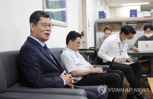 김연철 통일장관 사의 표명(서울=연합뉴스) 김승두 기자 = 김연철 통일부 장관이 17일 오후 정부서울청사 기자실을 찾아 최근 남북관계 악화에 대한 책임을 지겠다며 사의를 표명하고 있다. 2020.6.17 kimsdoo@yna.co.kr