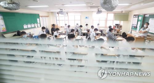 수능 모의평가 준비하는 학생들    (수원=연합뉴스) 홍기원 기자 = 2021학년도 대학수학능력시험 모의평가가 실시된 18일 오전 경기도 수원시 천천고등학교에서 3학년 학생들이 시험 시작을 기다리고 있다. 2020.6.18
    xanadu@yna.co.kr