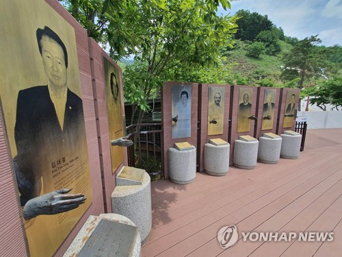 화천 평화의댐 공원 노벨평화상 수상자 평화 메시지와 핸드프린팅[연합뉴스 자료사진]