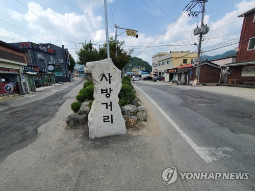 한적한 최전방 마을(화천=연합뉴스) 이상학 기자 = 17일 강원 화천군 최전방 상서면 산양리 사방거리 일대가 한적한 모습을 보이고 있다.  2020.6.17 hak@yna.co.kr