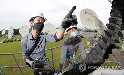 개국 50주년 맞이한 KT SAT(금산=연합뉴스) 최재구 기자 = 개국 50주년을 맞이한 충남 금산군 KT SAT 금산위성센터에서 관계자들이 위성안테나를 점검하고 있다. KT SAT은 개국 50주년을 맞이해 18일 비전 선포식을 열고, 뉴 스페이스 시대 위성 산업을 리딩하는 플랫폼 기반의 종합 위성 서비스 기업으로 도약하겠다는 비전을 발표했다. 2020.6.18 jjaeck9@yna.co.kr