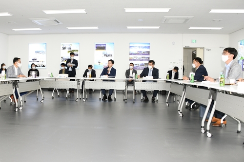 김경수 경남지사, 통영 폐조선소 재생사업 현장 방문[경남도 제공. 재판매 및 DB 금지]