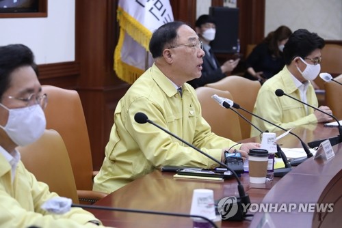 경제 중대본 주재하는 홍남기 부총리(서울=연합뉴스) 김승두 기자 = 홍남기 경제부총리 겸 기획재정부 장관이 19일 오전 정부서울청사에서 열린 제7차 비상경제 중앙대책본부 회의를 주재하며 발언하고 있다. kimsdoo@yna.co.kr