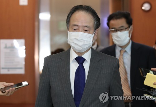 도미타 고지(田浩司) 주한 일본 대사가 15일 오후 서울 종로구 외교부 청사로 초치돼 항의를 받은 후 외교부 청사를 나서고 있다. [연합뉴스 자료사진]