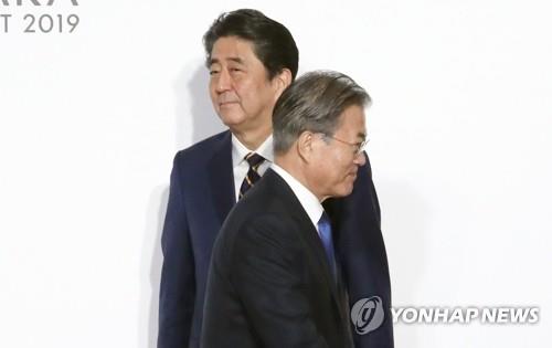 2019년 6월 28일 문재인 대통령이 오사카에서 열린 G20 정상회의 공식환영식에서 의장국인 아베 신조(安倍晋三) 일본 총리와 악수한 뒤 이동하고 있다. [연합뉴스 자료사진]