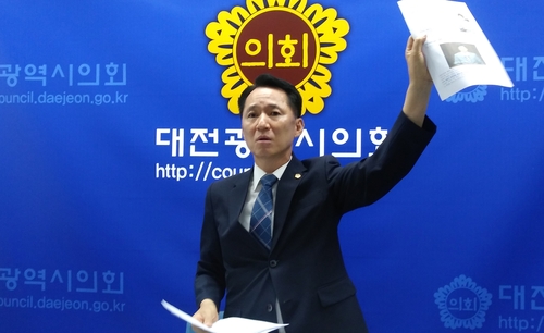 기자회견하는 권중순 대전시의원[촬영 한종구 기자]