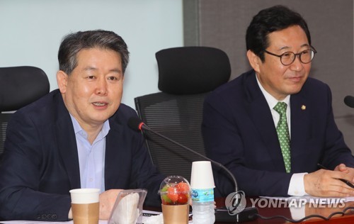 더불어민주당 김경협 의원(왼쪽)과 김한정 의원이 2020년 6월 11일 국회 의원회관에서 열린 국회 한반도평화포럼 준비모임에서 발언하는 모습. [연합뉴스 자료사진]