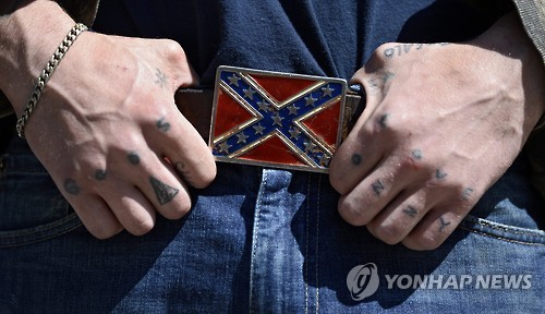 남부연합기와 같은 상징물을 없애는 것으로 미국 사회의 인종차별을 근본적으로 해소하는 데는 한계가 있다는 지적도 나오고 있다.[AP=연합뉴스 자료사진]