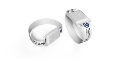 용인세브란스병원, 위치정보기반 감염추적 솔루션 개발(서울=연합뉴스) 연세대 의대 용인세브란스병원이 20일 입원환자의 위치정보를 감염관리에 활용하기 위해 '위치정보 기반의 감염 추적 및 관리 솔루션'을 개발했다고 밝혔다. 
    이 솔루션은 입원환자가 블루투스 기능의 스마트밴드를 손목에 차고 병원 내를 이동할 경우 감염관리실과 병동의 스크린에 이 환자의 이동 경로를 실시간으로 보여준다. 2020.4.20
    [용인세브란스병원 제공. 재판매 및 DB 금지] photo@yna.co.kr