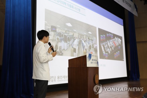 용인세브란스병원 봉헌식 기념 기자간담회(서울=연합뉴스) 박진영 용인세브란스병원 기획관리실장이 22일 진행된 봉헌식 기념 기자간담회에서 용인세브란스병원 운영 현황을 소개하고 있다. 2020.6.23 [용인세브란스병원 제공. 재판매 및 DB 금지] photo@yna.co.kr