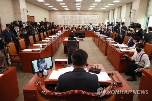 통합당 불참 속 법사위 개의하는 윤호중 위원장(서울=연합뉴스) 한종찬 기자 = 윤호중 위원장이 23일 국회 법제사법위원회 전체회의에서 미래통합당 의원들이 불참한 가운데 개의하고 있다. 2020.6.23 saba@yna.co.kr