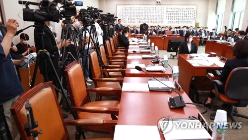 법사위 불참한 통합당(서울=연합뉴스) 한종찬 기자 = 23일 국회 법제사법위원회 전체회의에 불참한 미래통합당 의원들 좌석이 비어있다. 2020.6.23 saba@yna.co.kr