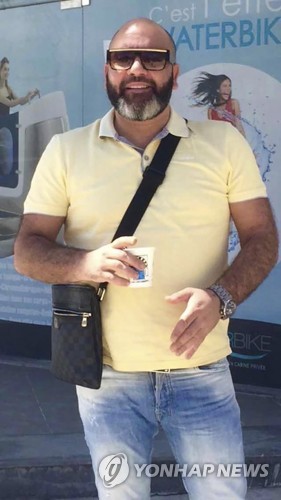 지난 1월 에펠탑 앞을 지나다 프랑스 경찰에 제압되는 과정에서 숨진 세드리크 슈비아의 생전 모습. [유족 도리아 슈비아 제공·AP=연합뉴스]