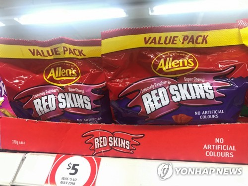 인종차별 논란을 빚고 있는 라즈베리 맛 껌 '레드스킨스'[로이터=연합뉴스 자료사진]