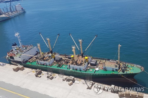 확진자 발생 러시아 냉동 화물선(부산=연합뉴스) 조정호 기자 = 23일 부산 감천항에 정박 중인 러시아 국적 냉동 화물선 A호(3천401t). 코로나19 확진 판정을 받은 선원 16명이 이날 선내 격리 생활을 마치고 병원으로 옮겨져 치료를 받고 있다. 2020.6.23 ccho@yna.co.kr