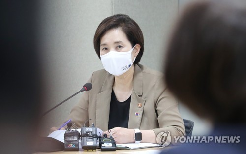 발언하는 유은혜 부총리(세종=연합뉴스) 김주형 기자 = 유은혜 사회부총리 겸 교육부 장관이 24일 오전 세종시 정부세종청사에서 열린 2020 교육정책네트워크 교육정책연구협의회 및 포스트 코로나 교육 대전환을 위한 2차 대화에서 발언하고 있다. 2020.6.24 kjhpress@yna.co.kr