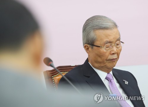 굳은 표정의 김종인(서울=연합뉴스) 진성철 기자 = 미래통합당 김종인 비상대책위원장이 24일 국회에서 열린 비상대책위원-중진의원 연석회의에서 굳은 표정을 짓고 있다.   2020.6.24 zjin@yna.co.kr