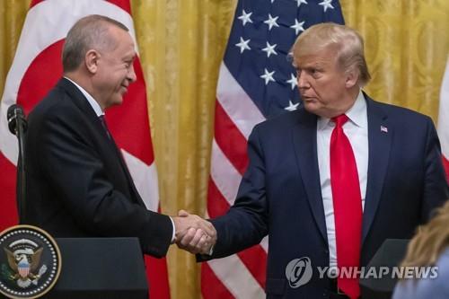 도널드 트럼프(우) 미국 대통령과 레제프 타이이프 에르도안 터키 대통령 [EPA=연합뉴스 자료사진]