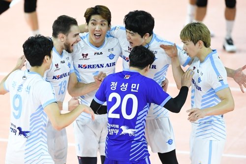 대한항공, 2019 순천 MG새마을금고컵 대회 우승2019년 10월 6일 전남 순천 팔마체육관에서 열린 2019 순천·MG새마을금고컵 남자부 결승전에서 대한항공 선수들이 기뻐하고 있다. 이날 경기는 대한항공이 OK저축은행을 세트 스코어 3-0으로 이겼다.  [한국배구연맹(KOVO) 제공. 재판매 및 DB금지]