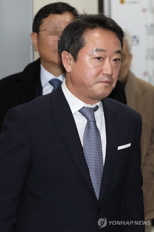 법정 나서는 이웅열[연합뉴스 자료사진]