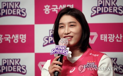 김연경의 미소11년 만에 국내 프로배구 V리그로 복귀한 김연경이 10일 오후 서울 중구 밀레니엄 힐튼 호텔에서 열린 흥국생명 배구단 입단 기자회견을 하며 미소짓고 있다. [연합뉴스 자료사진]