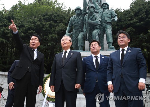인천상륙작전기념관 방문한 김종인(인천=연합뉴스) 한종찬 기자 = 미래통합당 김종인 비상대책위원장이 25일 오후 인천상륙작전기념관 찾아 자유수호의 탑에 참배한 뒤 이야기를 나누고 있다. 왼쪽부터 안상수 전 의원, 김 위원장, 김선동 사무총장, 배준영 대변인. 2020.6.25 saba@yna.co.kr