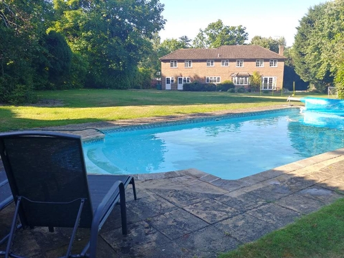 영국 정원 내 수영장 (런던=연합뉴스) 박대한 특파원 = 영국 서리주의 부촌 지역에 있는 주택의 정원과 수영장. 2020.6.24 pdhis959@yna.co.kr