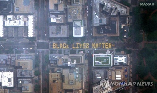 미국 수도 워싱턴DC 16번가 도로에 노란색 페인트로 쓰여진 '흑인 목숨도 소중하다'(Black Lives Matter·BLM) 문구. [EPA=연합뉴스. 재판매 및 DB 금지]