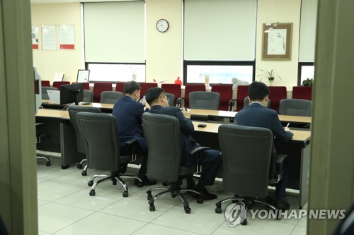 이스타항공 임시주총 기다리는 주주들(서울=연합뉴스) 정하종 기자 = 26일 오전 이스타항공 주주들이 서울 양천구 이스타항공 본사에서 임시주주총회가 열리기를 기다리고 있다. 2020.6.26 chc@yna.co.kr