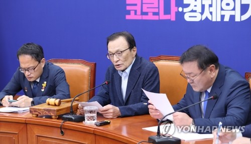 최고위 주재하는 이해찬 대표(서울=연합뉴스) 안정원 기자 = 더불어민주당 이해찬 대표가 26일 오전 서울 여의도 국회에서 열린 최고위원회의에서 발언하고 있다. 2020.6.26 jeong@yna.co.kr