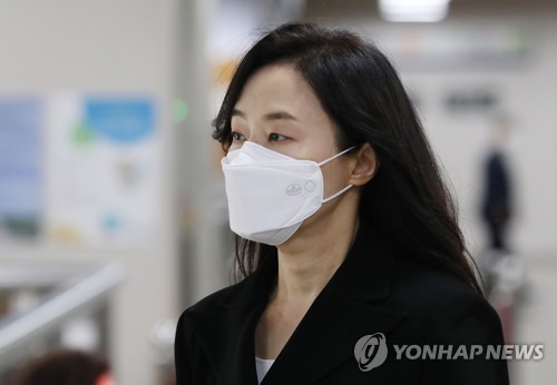 법정 출석하는 조윤선(서울=연합뉴스) 신준희 기자 = 박근혜 정부의 보수단체 불법 지원(화이트리스트) 사건으로 기소된 조윤선 전 청와대 정무수석이 26일 서초동 서울고등법원에서 열리는 파기환송심 선고 공판에 출석하고 있다. 2020.6.26 hama@yna.co.kr