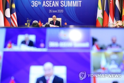 아세안 화상 정상회의 주재하는 베트남 총리(하노이 AFP=연합뉴스) 응우옌 쑤언 푹 베트남 총리가 26일 하노이에서 신종 코로나바이러스 감염증(코로나19) 여파로 화상으로 열린 제36차 동남아시아국가연합(ASEAN·아세안) 정상회의를 주재하고 있다. leekm@yna.co.kr