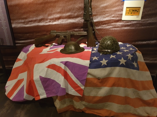 중국 랴오닝성 선양 '제2차 세계대전 연합군 전쟁포로 수용소' 진열관에 전시된 미국과 영국 국기
(선양=연합뉴스) 차병섭 특파원 = 14일 중국 랴오닝성 선양의 '제2차 세계대전 연합군 전쟁포로 수용소' 진열관. 대형 미국과 영국 국기가 전시돼있다. 2020.06.14 bscha@yna.co.kr(끝)