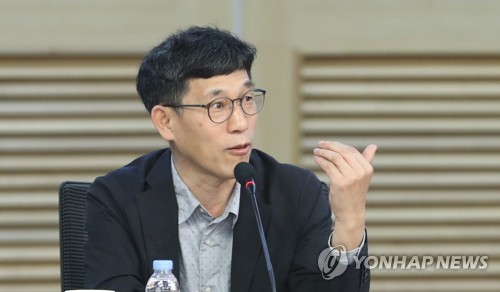 '길 잃은 보수정치' 토론회에서 발언하는 진중권지난 5월 15일 진중권 전 동양대 교수가 미래통합당  유의동·오신환 의원 주최로 서울 여의도 국회 의원회관에서 열린 '제21대 총선을 말하다! 길 잃은 보수정치, 해법은 무엇인가?' 토론회에서 발언하고 있다.[연합뉴스 자료사진]