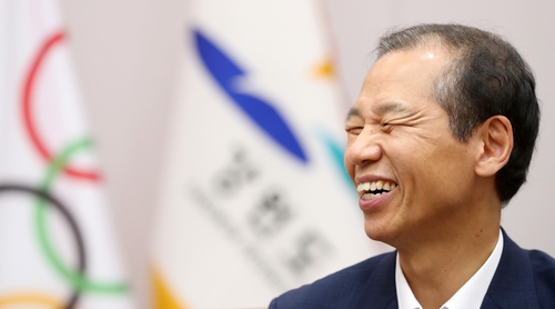 인터뷰하는 최문순 강원도지사[촬영 양지웅]