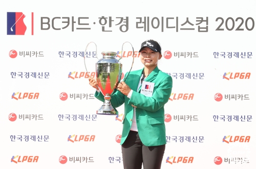 우승 트로피를 든 김지영. [KLPGA 제공. 재판매 및 DB 금지]