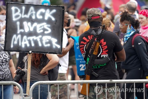 27일(현지시간) 켄터키 루이빌에서 열린 인종차별 철폐 시위[로이터=연합뉴스]