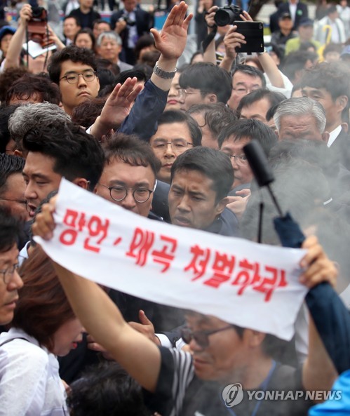 시민들에게 막혀 분향 못 하는 황교안 대표자유한국당 황교안 대표가 지난해 5월 18일 오전 제39주년 5·18 민주화운동 기념식이 열린 광주 국립5·18민주묘지에서 시민들의 거센 항의에 분향을 못 하고 있다. [연합뉴스 자료사진]