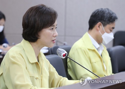 발언하는 유은혜 부총리지난 24일 정부세종청사에서 세종-서울 간 영상으로 연결해 열린 제8차 사회관계장관회의를 주재하며 발언하는 유은혜 부총리 겸 교육부 장관 [연합뉴스 자료사진]
