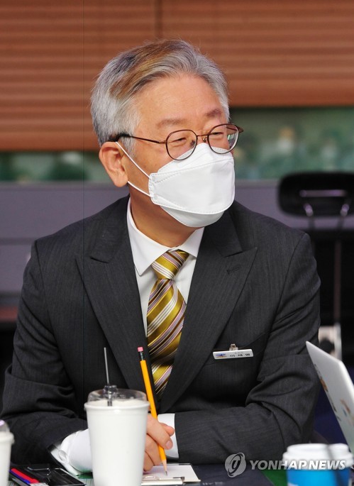 취임 2주년 맞은 이재명 경기도지사(수원=연합뉴스) 이재명 경기도지사가 24일 오후 경기도 수원시 경기도청에서 취임 2주년을 맞아 기자간담회를 하고 있다. 2020.6.24 [경기사진공동취재단] xanadu@yna.co.kr