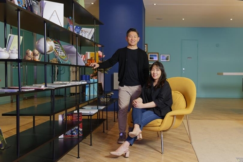 척수 손상을 치료할 수 있는 운동신경 세포를 개발한 UNIST 생명과학부 연구진. 왼쪽부터 김정범 교수와 이현아 연구원. [UNIST 제공. 재판매 및 DB 금지]