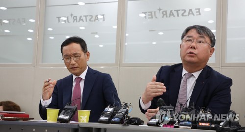 이스타항공, 인수합병 관련 회견(서울=연합뉴스) 한상균 기자 = 최종구 이스타항공 대표가 29일 강서구 본사에서 근로자 대표들과 제주항공과 이스타항공의 인수·합병 관련 기자회견을 하고 있다. 왼쪽은 김유상 경영본부장. 
    이스타항공의 창업주인 이상직 더불어민주당 의원은 이날 성명서를 통해 자신의 가족이 이스타홀딩스를 통해 소유한 이스타항공의 지분을 모두 회사 측에 헌납하겠다고 밝혔다. 2020.6.29 xyz@yna.co.kr