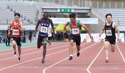 한국 육상 남자 단거리 유망주 비웨사(서울=연합뉴스) 비웨사 다니엘 가사마(왼쪽 두 번째)가 26일 강원도 정선 종합운동장에서 열린 18세 이하 육상선수권대회 남자 100ｍ 준결선에서 가장 먼저 결승선을 통과하고 있다. [대한육상연맹 제공. 재배포 및 DB금지]