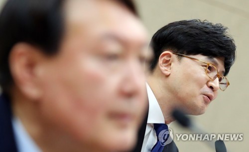 국감 출석한 윤석열 검찰총장과 한동훈 검사장지난해 10월 17일 대검찰청에서 열린 국회 법제사법위원회의 국정감사에서 당시 한동훈 반부패·강력부장이 의원 질의에 답하는 모습. 왼쪽은 윤석열 검찰총장. 2020.6.230 [연합뉴스 자료사진] hkmpooh@yna.co.kr