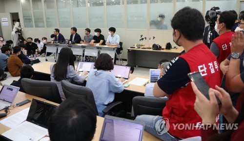 이스타항공 기자회견 지켜보는 노조원들[연합뉴스 자료사진]