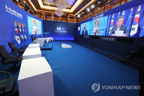 문 대통령, 오후에 한-EU 정상회담(서울=연합뉴스) 김주성 기자 = 문재인 대통령과 유럽연합(EU)의 샤를 미셸 정상회의 상임의장, 우르줄라 폰데어라이엔 집행위원장과 화상 정상회담이 예정된 30일 청와대에 마련된 회담장에서 점검작업이 진행되고 있다.  
    양측은 회담에서 신종 코로나바이러스 감염증(코로나19) 대응 공조 방안과 보건 방역 분야 협력, 백신 및 치료제 개발을 위한 국제연대 등을 논의할 예정이다. utzza@yna.co.kr