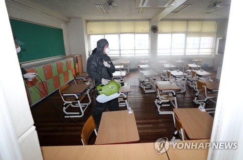 등교수업 후 확진자 나온 초등학교(대전=연합뉴스) 김준범 기자 = 30일 오전 대전시 동구 천동 대전천동초등학교에서 방역업체 관계자가 학교 시설을 방역 및 소독하고 있다. 대전시는 전날 이 학교에 재학 중인 한 학생이 신종 코로나바이러스 감염증(코로나19) 확진 판정을 받았다고 밝혔다. 2020.6.30 psykims@yna.co.kr